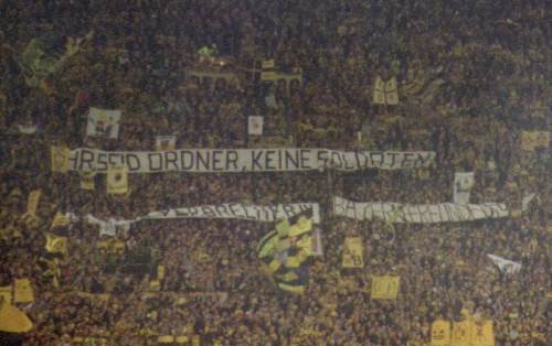 Westfalenstadion - Intro BVB 'Ihr seid Ordner, keine Soldaten Wir sind Fans, keine Verbrecher'