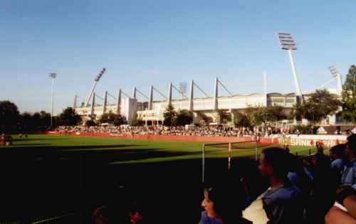 “Kleines” Ulrich-
Haberland-Stadion mit Bayarena im Hintergrund