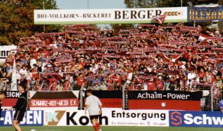 Stadion Kreuzeiche - Heimfans zeigen Schal