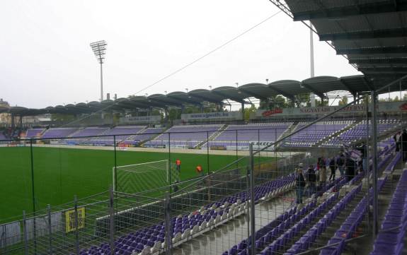 Szusza Ferenc-Stadion - Gegentribüne